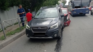 На Политехнической столкнулись "Субару" и "Киа". Один водитель в больнице