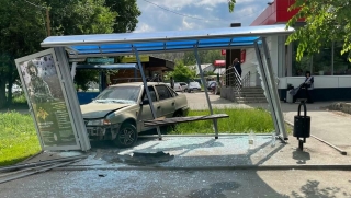На Буровой водитель "Дэу" разнес остановочный павильон. Есть пострадавшие