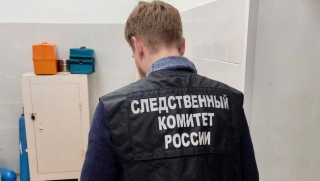 В частном доме под Саратовом ранили молодую женщину. Она умерла в больнице