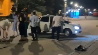 В Энгельсе компания пьяной молодежи устроила ночную дискотеку под окнами жилых домов