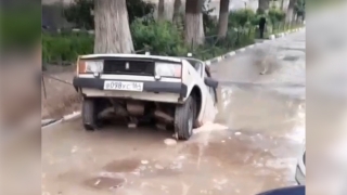 В Заводском районе "пятерка" провалилась в яму с водой