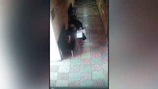 В Саратове женщина "подобрала" в поликлинике чужой телефон. Видео