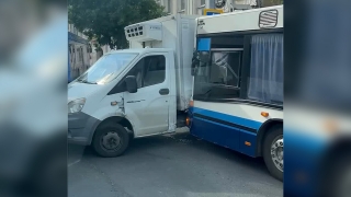 В центре Саратова автобус протаранил "Газель"