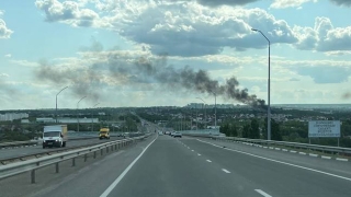 Горящий сарай в Саратове впечатлил автомобилистов
