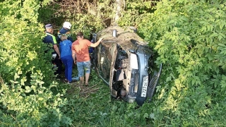 Водитель опрокинул "Шкоду" в кювет. Есть пострадавшие