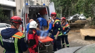 В центре Саратова мужчина рухнул с четвертого этажа на козырек магазина