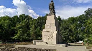 В саратовском сквере волгоградцы ограбили прохожего