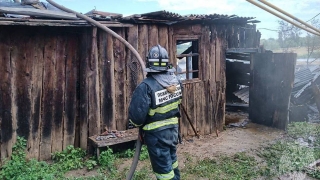 В саратовском селе пожарные тушили надворные постройки