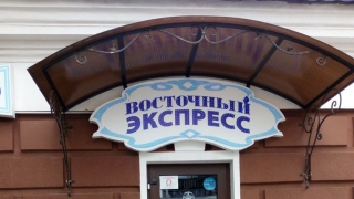 Женщина сломала ребро на крыльце саратовского кафе. Владелец заплатил