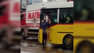 Дорожный конфликт. В Саратове водитель маршрутки плюнул в лицо шоферу автобуса