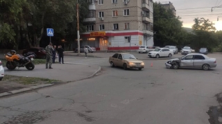 На Новоузенской столкнулись авто и мотоцикл. Пострадал пассажир байка