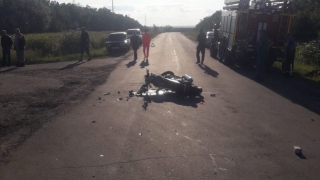 Два юных мотоциклиста попали в больницу после столкновения с кроссовером