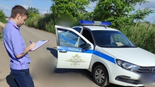 Ножом в шею. Житель Энгельса напал на полицейского в служебном авто
