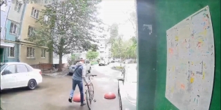 Саратовец вывозил из подъезда чужой велосипед и попал на видео
