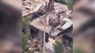 В Саратове по развалинам барака прыгают подростки, растет свалка с крысами
