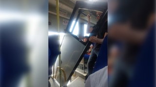 У саратовского автобуса в пути отвалилась дверь. Ее просто погрузили в салон