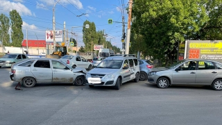 В Ленинском районе не разъехались четыре авто. Есть пострадавшие