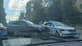 В Саратове столкнулись BMW и служебное авто ГИБДД