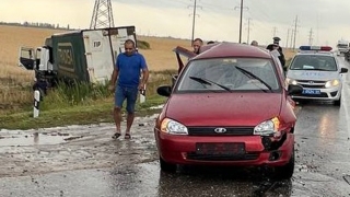 На трассе под Марксом неудачно встретились грузовик и две "Лады"