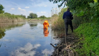 Саратовские спасатели достали из реки тело мужчины