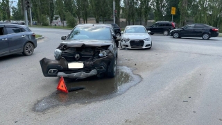 На Буровой в столкновении с "Ауди" пострадал водитель "Рено"