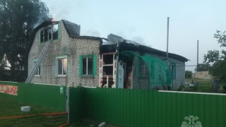 Из-за скачка напряжения сгорел дом. Пожарных вызвали соседи