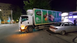 На Вольской электросамокат въехал в грузовик. Женщина в больнице