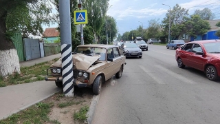 В Энгельсе пожилой водитель "шестерки" затормозил в столб