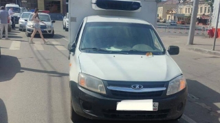 На перекрестке в центре Саратова фургон сбил женщину