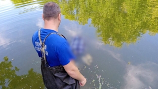 Спасатели достали утопленника из городского пруда