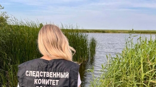 В пруду около лодки нашли тело пожилого рыбака