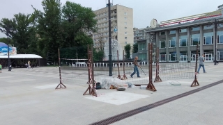 Как в Москве? На саратовской площади меняют недавно уложенную плитку