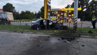 Ночью в Энгельсе "Приора" влетела в столб. Водитель погиб