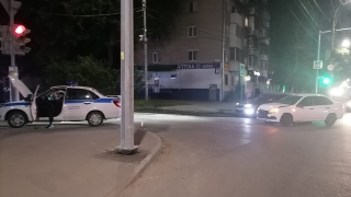 В Саратове полицейская машина не поделила перекресток с "Грантой"