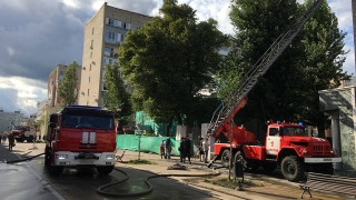 В центре Саратова пожарные тушат квартиру в девятиэтажке