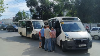 В погоне за пассажирами маршрутки остановили движение на Астраханской