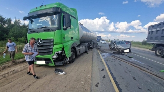Под Саратовом в тройном ДТП с битумовозом пострадали ребенок и подросток