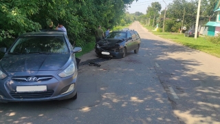 Пожилой водитель "Приоры" въехал в припаркованную иномарку