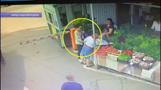 На Привозе воровка вытащила у пенсионерки кошелек с деньгами и начала их тратить