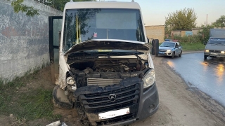 В Саратове маршрутка врезалась в бетонное ограждение. Есть пострадавшие