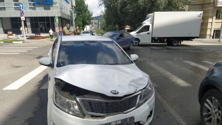 В центре Саратова не разъехались "Рио" и "Поло". Госпитализирована женщина