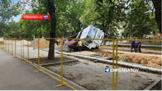 В Октябрьском районе самосвал опрокинулся в траншею энергетиков