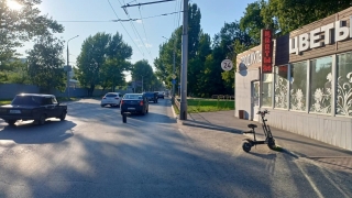 Электросамокатчик не разъехался с "Логаном" и оказался в больнице