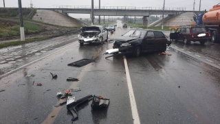 В тройном ДТП возле Сторожевки пострадал водитель "четырнадцатой"