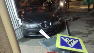 Ночью в Саратове водитель BMW не смог объехать алкомаркет