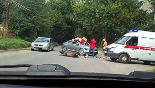 Доставщик еды на скутере столкнулся со "Шкодой" и оказался в больнице