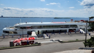 На набережной Саратова причалил 96-метровый корабль "Штандарт"