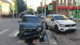 На Первомайской за час столкнулись две иномарки и сбили пешехода