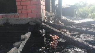 Саратовец пытался потушить горящий дом, но попал в больницу с ожогами