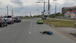 В Балакове женщина на электросамокате въехала в "Матиз"